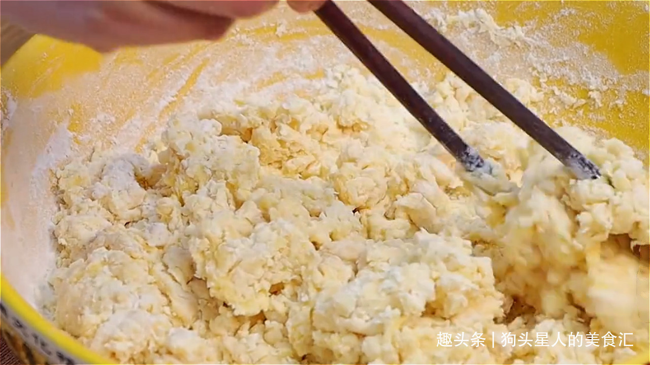 4个鸡蛋一碗面,教你不用烤箱蒸蛋糕,香甜又松软,做法简单易学