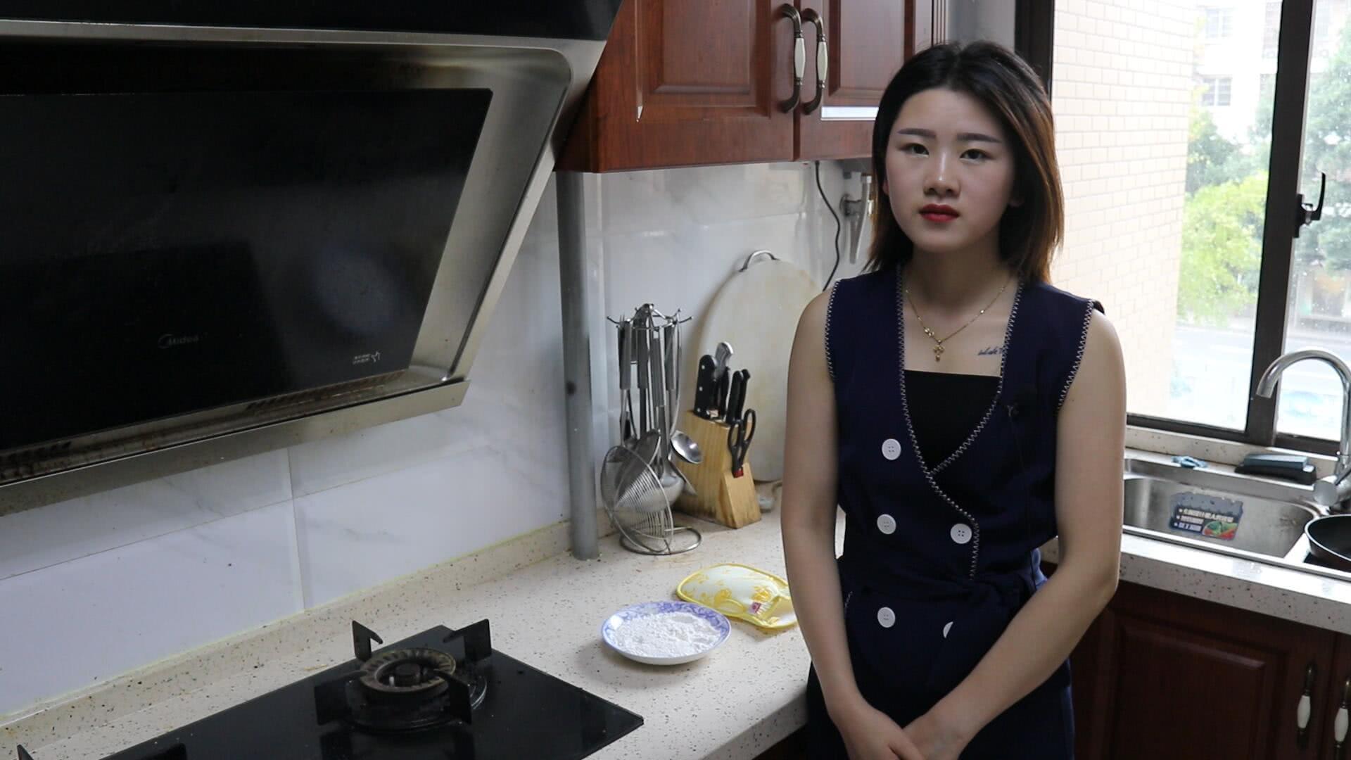 再脏的油烟机,撒上它擦一擦,2分钟就能洗得光亮如新,太省事了