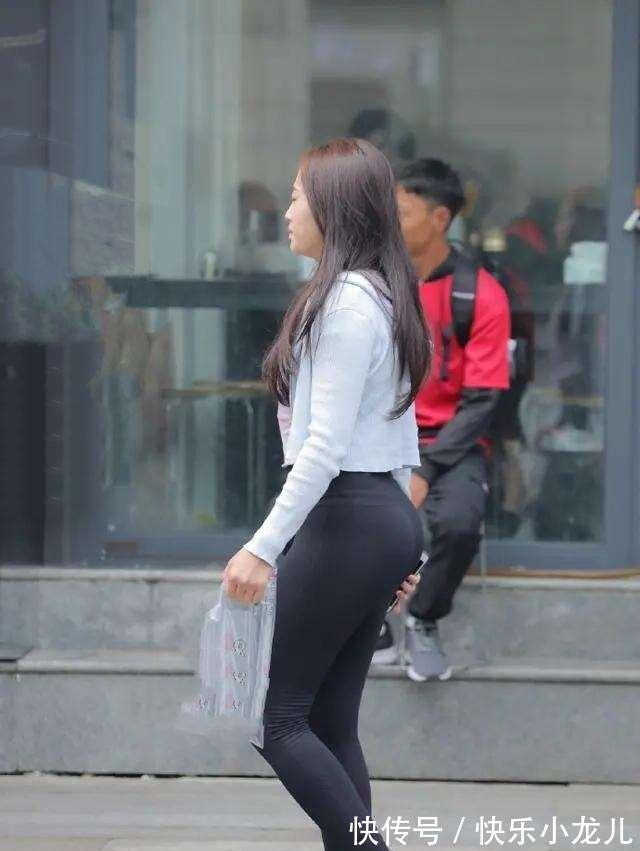 米色系 打底裤的多种风格搭配,搭配方面更是彰显个性,走路带风