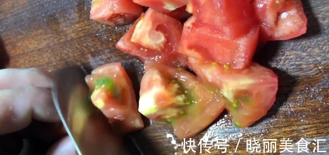 西红柿盖浇面做法，酸甜味美营养丰富，任何时候都不给胃增添负担