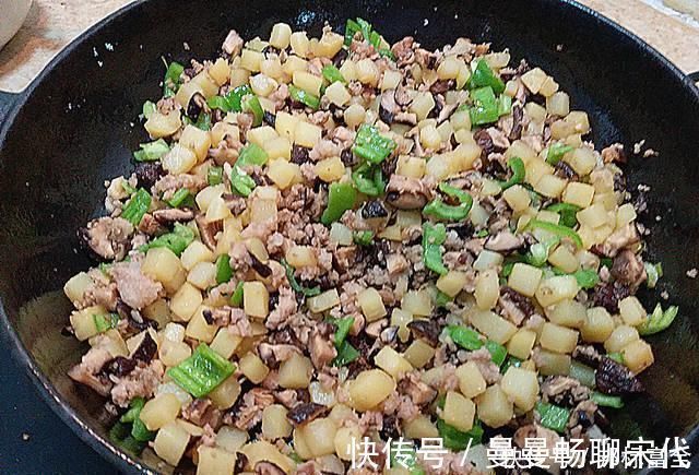土豆和它一起炒，比炒土豆丝好吃，全家都爱吃，太香了