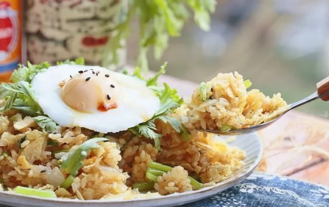 炒饭是先炒蛋还是先炒饭,很多人不知道,这样做米饭会在锅里跳舞