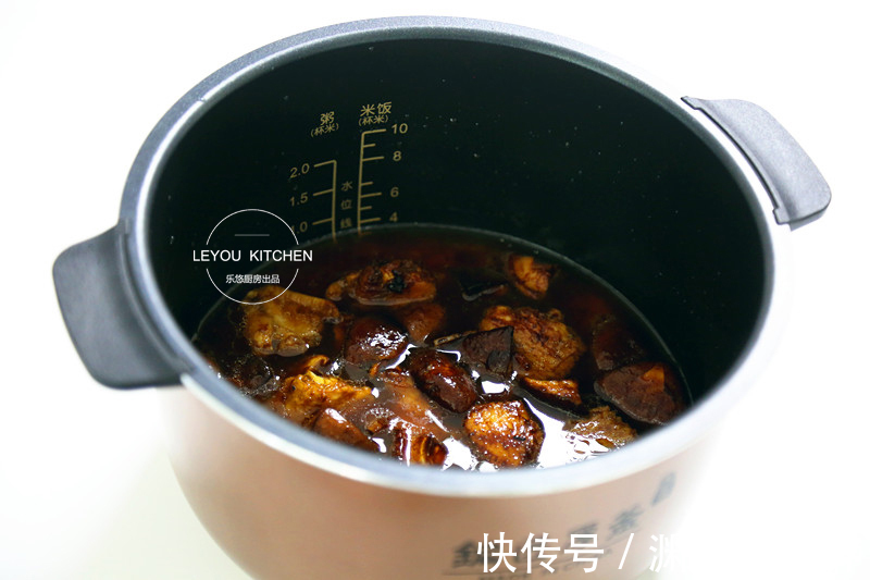 饭菜|夏天的懒人焖饭，饭菜一锅出，平时一碗的饭量，现在能吃两碗