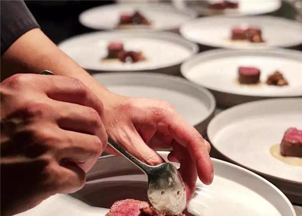 吃法式蜗牛,记住别向服务员要牙签,这种吃法是会被笑话的