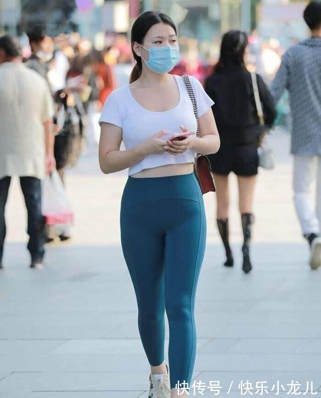 腿部 打底裤的穿搭气质优雅,精致而不高调,展现出修长腿部的既见感