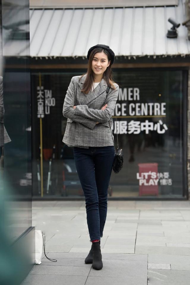 好身姿 黑色牛仔裤搭配西装,简约而又不失细节感,给人非常清爽