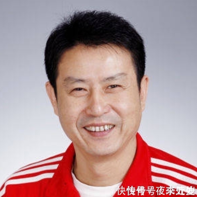 中国男排|62岁女排功勋教练陈忠和，和二婚女排妻子很恩爱，如今儿子已工作