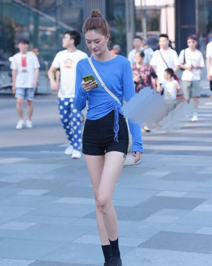 运动服|长腿姐姐的秋日穿搭，蓝色打底衫搭配热裤，完美展现好身形