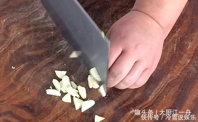 炒豆芽,先放醋还是先放豆芽大厨都不对,难怪豆芽酸涩又难吃