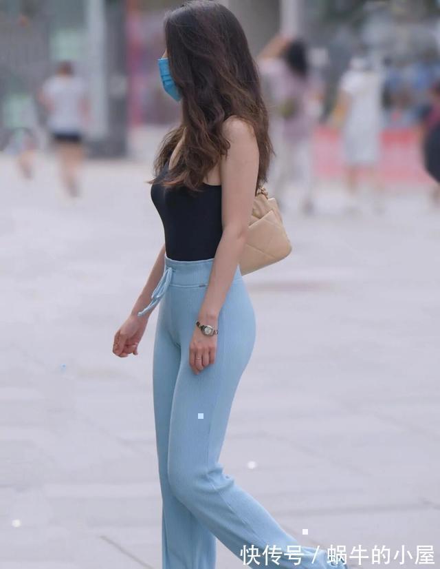 l一条充满热情的深沉瑜伽裤，随性潮流又显俏皮可爱，秀出美腿