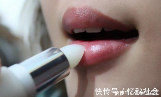 嘴唇 一打开口红盖就傻傻往嘴上涂九成女孩都做错了,难怪粘杯又掉色