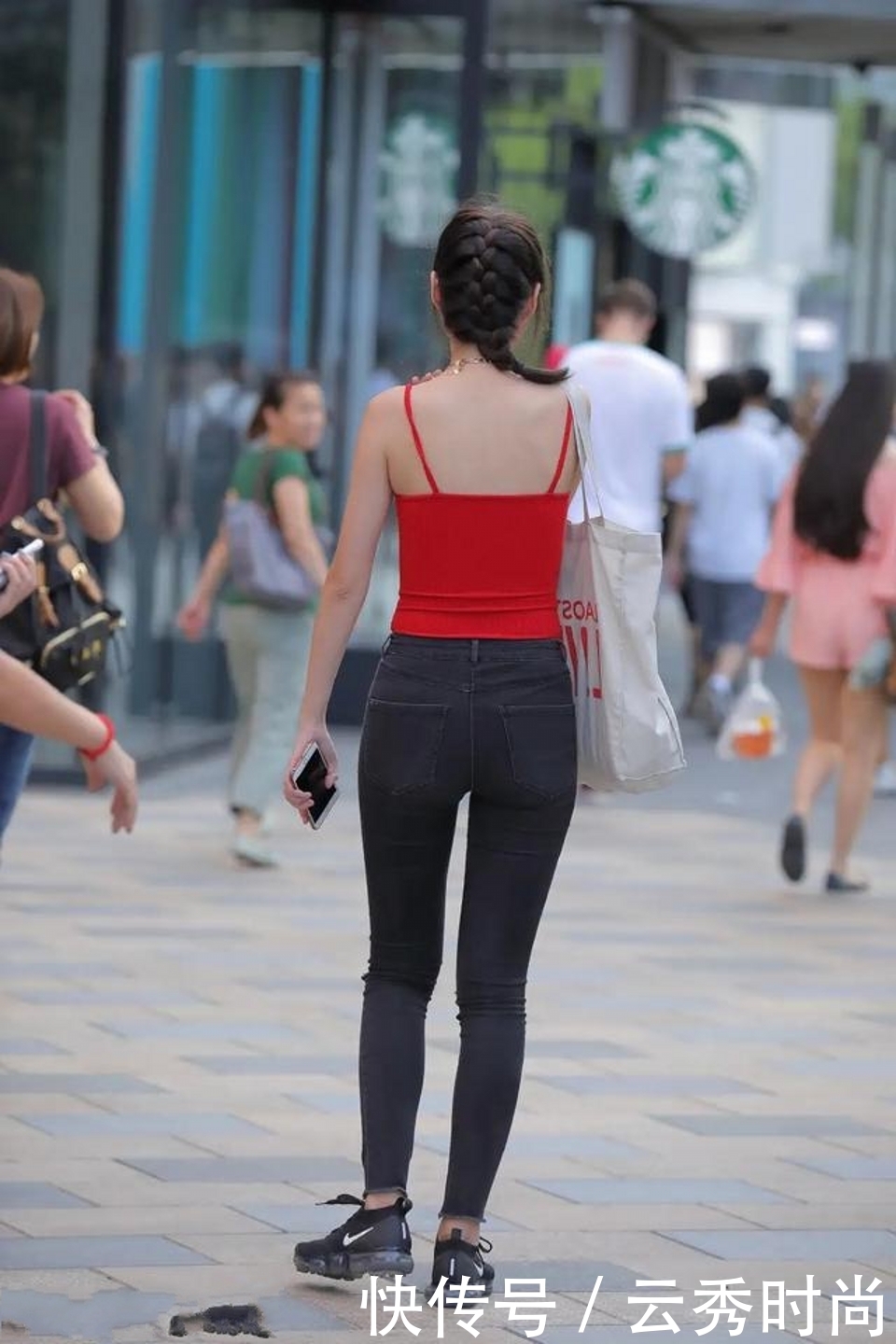 十足|美女黑白条纹的休闲裤搭配黑色短袖,青春活力感十足