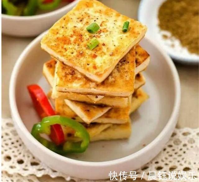 美食推荐椒盐豆腐，姜葱爆鲜鱿，白菜香菇的做法