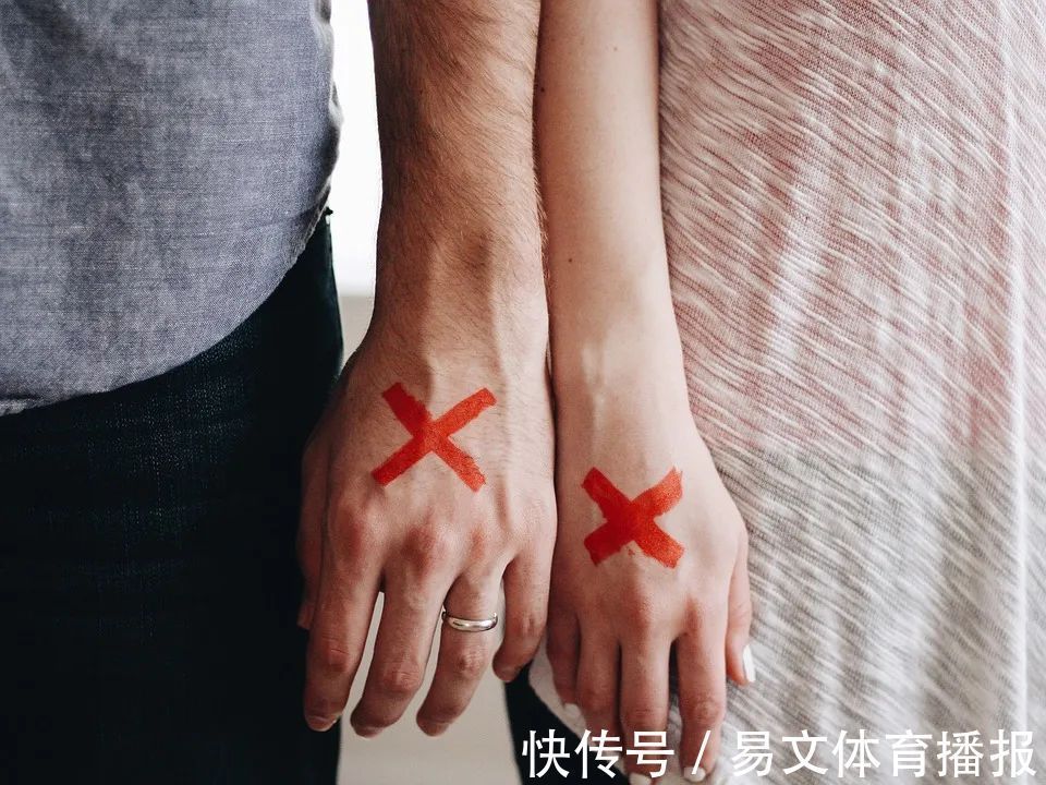 孩子|手办被2岁儿子摔坏,男子直接和老婆离婚,网友们为这件事吵翻了