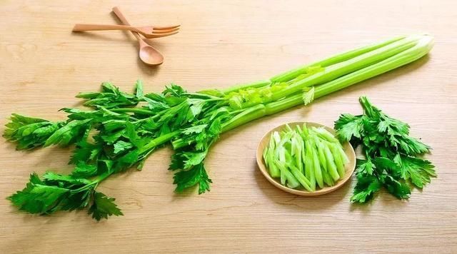 西芹|3种调料就搞定，2步解锁芹菜新吃法