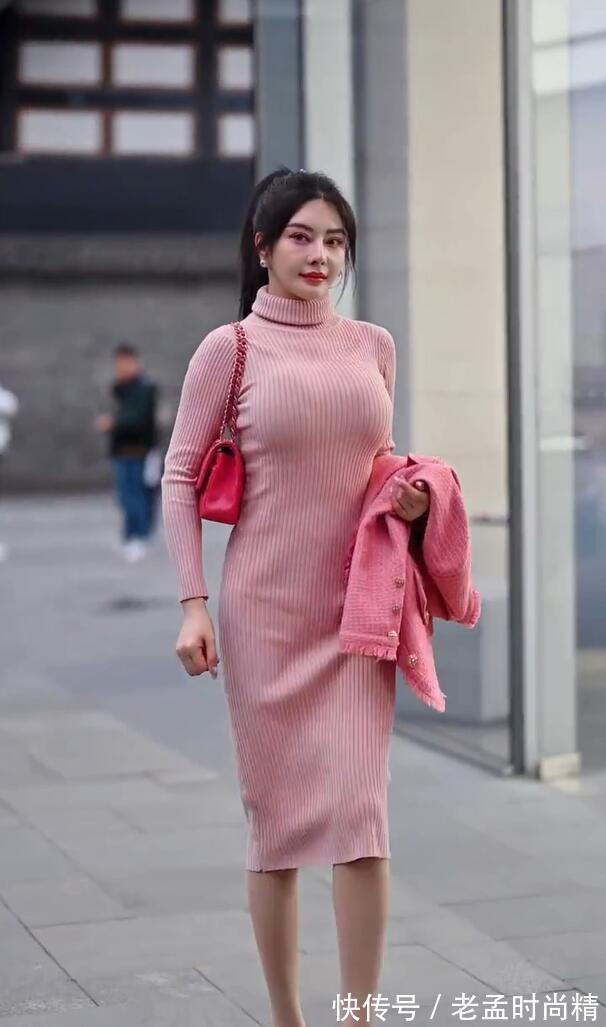 粉色 街拍美女:针织连衣裙能让女人光彩十足