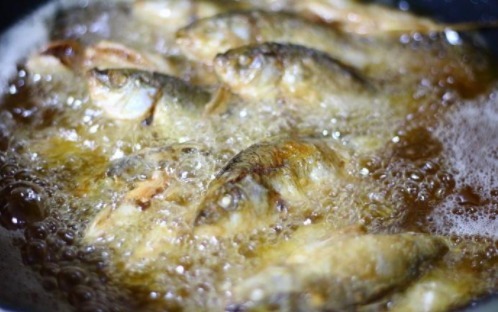 外酥里嫩的干炸小鱼,男人最爱的下酒菜