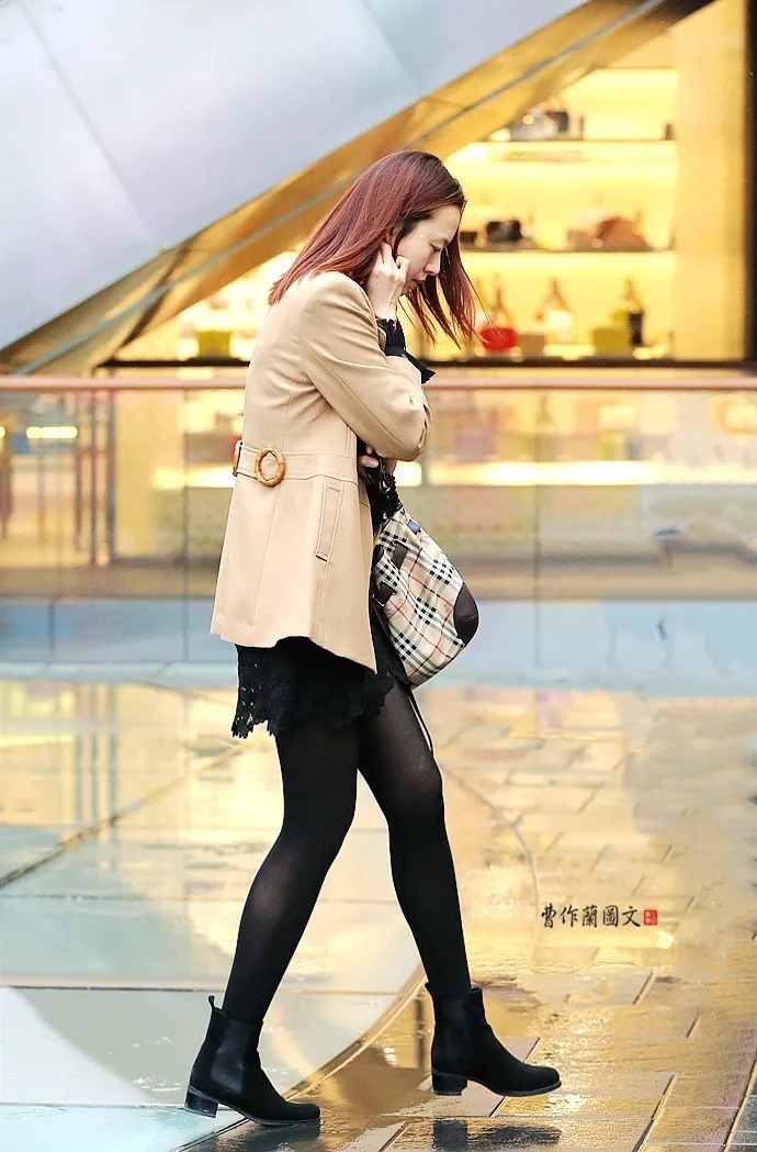 美女|街拍组图:冬装美女,露出少许黑丝,已足够时尚前卫