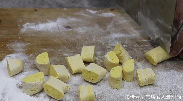 南瓜圆子|南瓜这样做太香了,去外面都吃不到,软糯香甜,一大碗都吃不够