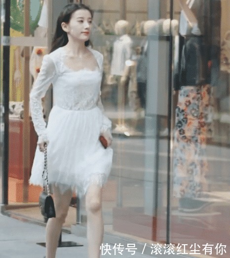 美女跑这么着急,是上班快迟到了吗