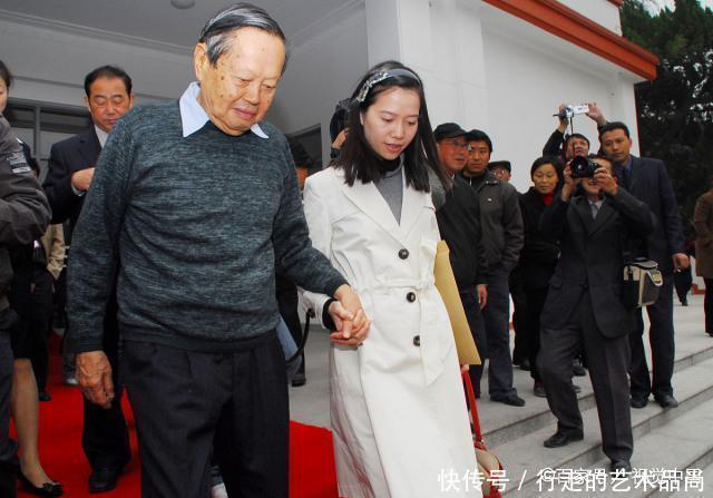 衣服|杨振宁妻子翁帆衣品真是脱俗,素面朝天爱穿白衣,书卷气质好迷人