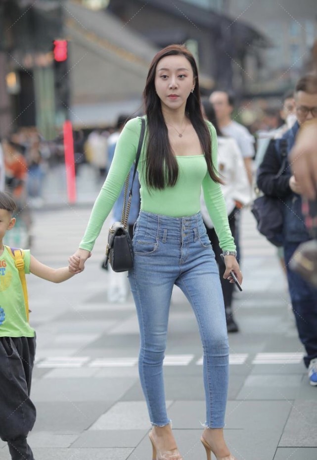 牛仔裤 复古牛仔裤搭配亮绿色紧身上衣，颜色打造的清爽感凸显高级气质