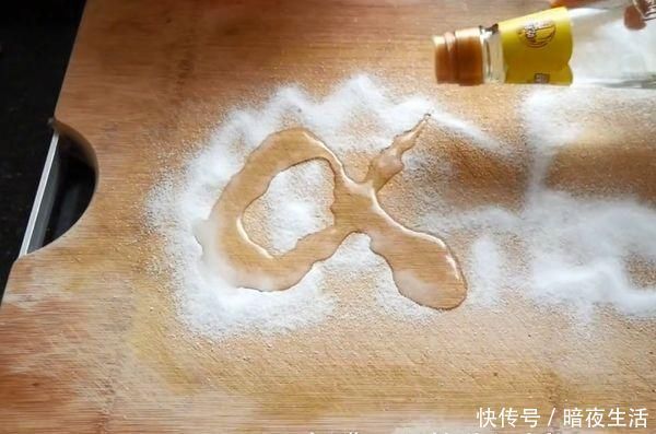 细菌|菜板只用清水洗,等于吃细菌,教你一个妙招,菜板干净不发霉