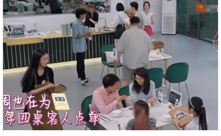中餐廳5|《中餐廳5》營業(yè)，周也接客卻不扎頭發(fā)，手忙腳亂的背后滿是無奈