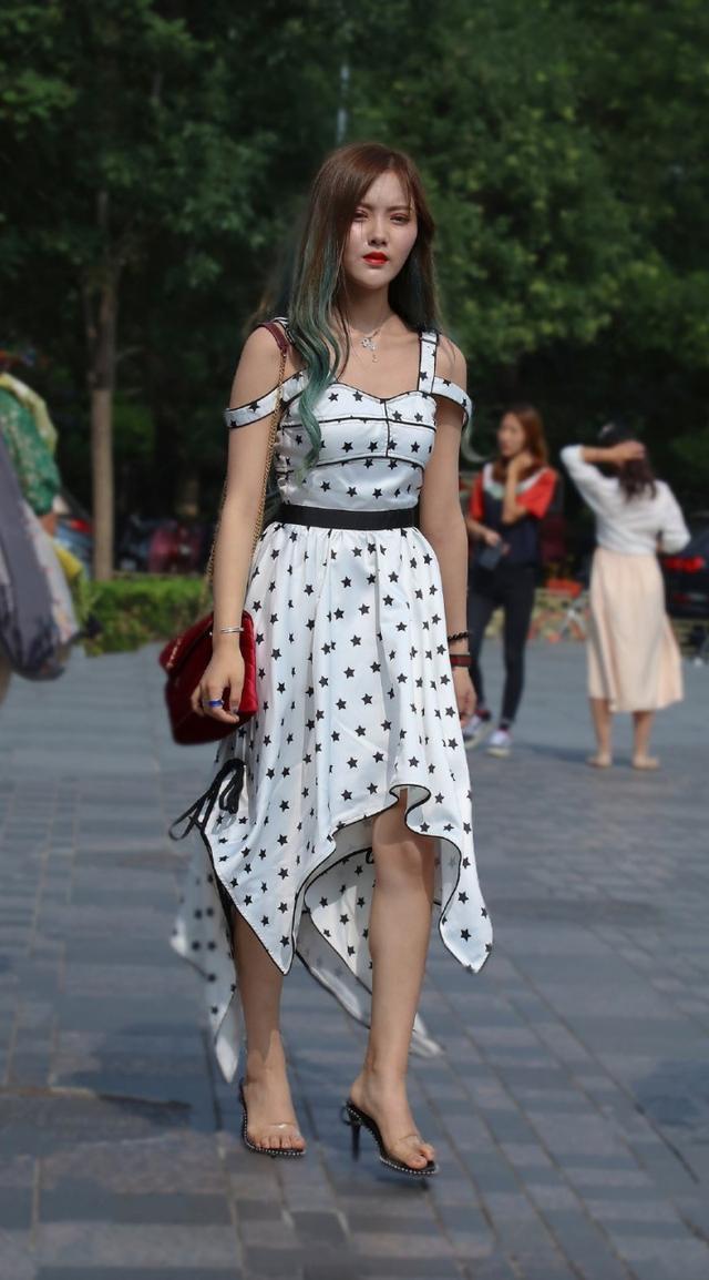 街拍美女:白色吊带裙子,美丽的姿态令人羡慕