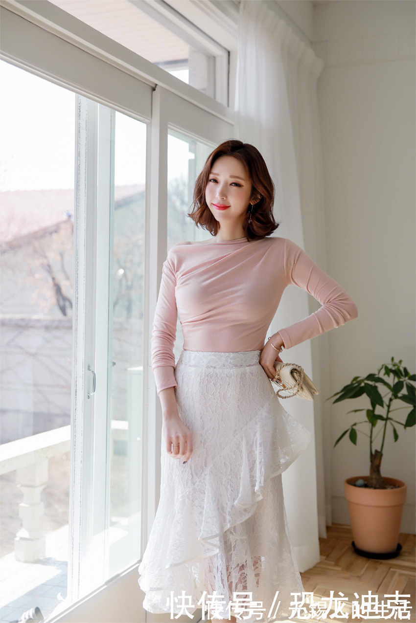 美女 穿过膝长裙的美女模特,端庄优雅的气质很迷人