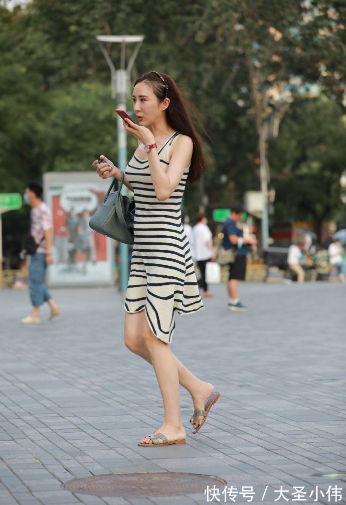 裤子|美女街拍:运动鞋+裤子的穿法,在打造时髦感的同时,还能穿出显高的效果