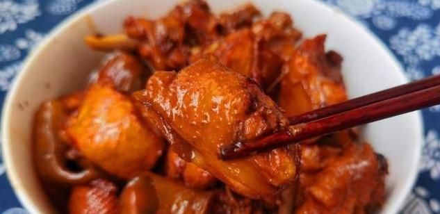 炖鸡时,要不要先焯水?大厨:教你正确做法,鸡肉鲜香又入味