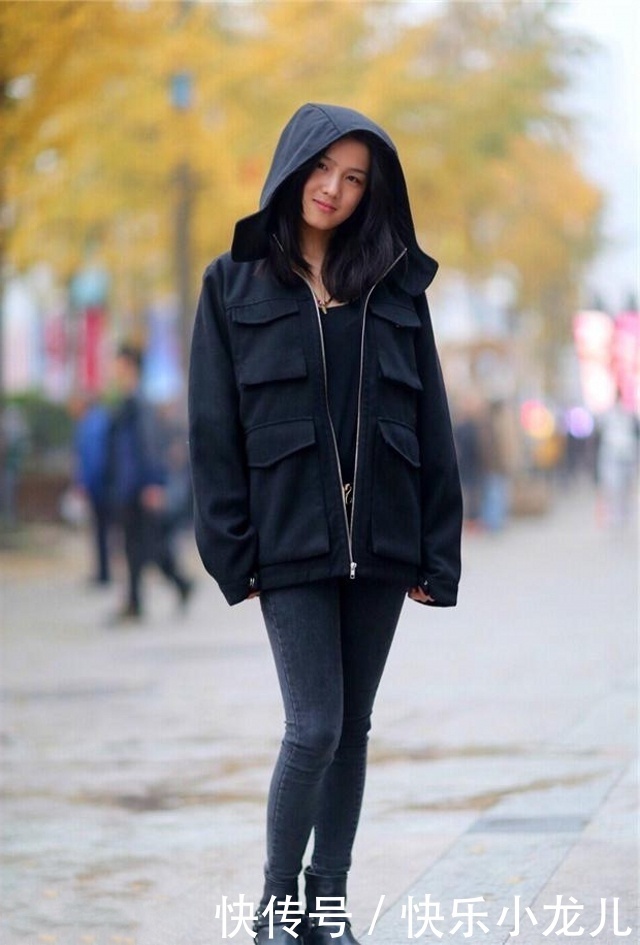 时尚穿搭,美女身材好颜值高,穿黑色的吊带,更显腿长