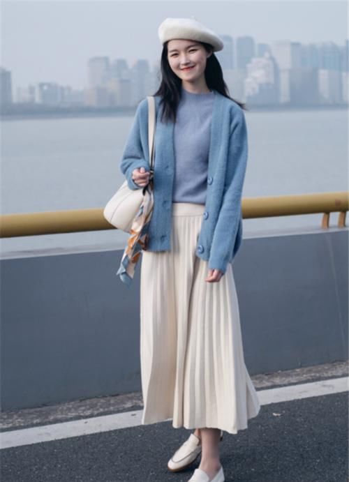 v领|2021年秋天一定要穿一次“针织开衫”，搭配半身裙，时髦更显气质