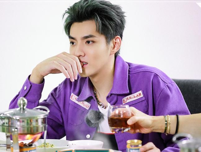 郑爽不知道吴亦凡英文名,第一反应很真实,