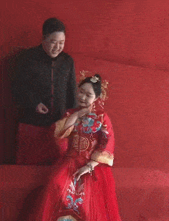 |搞笑GIF:妹子 现在的社会不用这么害羞吧