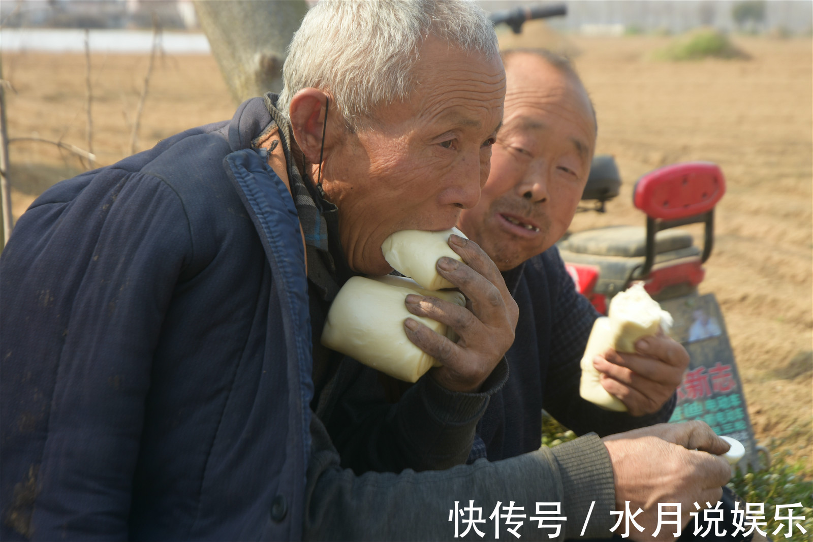 壮观|农村难得一见的大锅饭，一手捏3个馒头蹲地吃，场面壮观