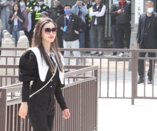 《奔跑吧》路透生图来袭,baby穿娃娃领明艳动人,郑恺搭公交甜蜜追妻