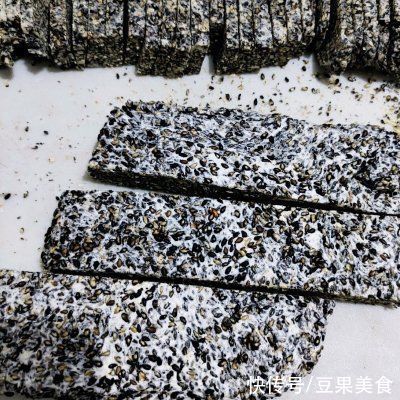 配着这盘棉花糖芝麻糖,米饭可以吃三大碗