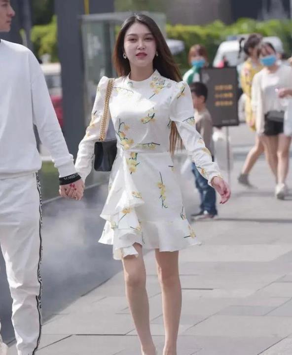 高腰式的设计,腰线非常明显,裙子有时尚的荷叶边形,清新自然