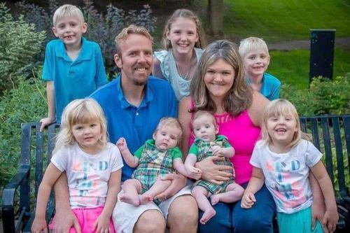 多胞胎|全球首例7胞胎,一天喝42瓶奶粉用52片尿布,23年后他们过成这样