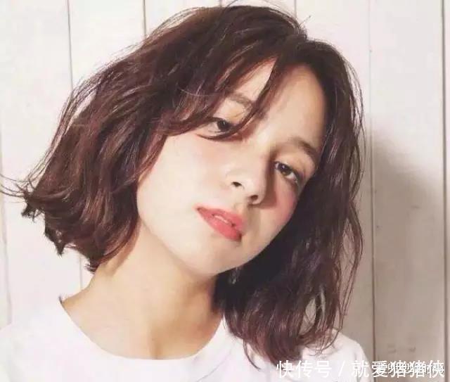 纹理 到了40岁的“家庭妇女”,有白发的剪这3种发型,时髦减龄又气质
