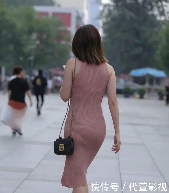 个性优雅的连衣裙装扮展现女性简洁气质,简约不失潮流感