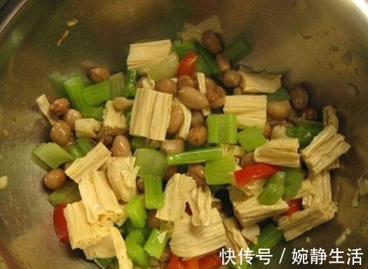 凉拌|天热多吃芹菜，教你2种凉拌吃法，比凉拌黄瓜还爽口，好吃过瘾！