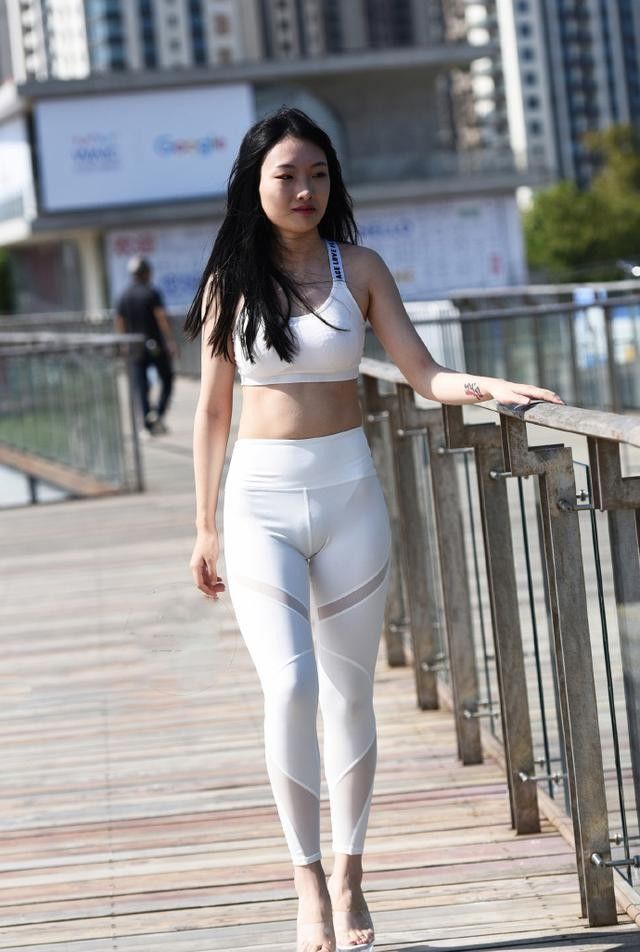 修饰 打底裤巧妙的修饰了腿型，给人一种淡淡的优雅感觉