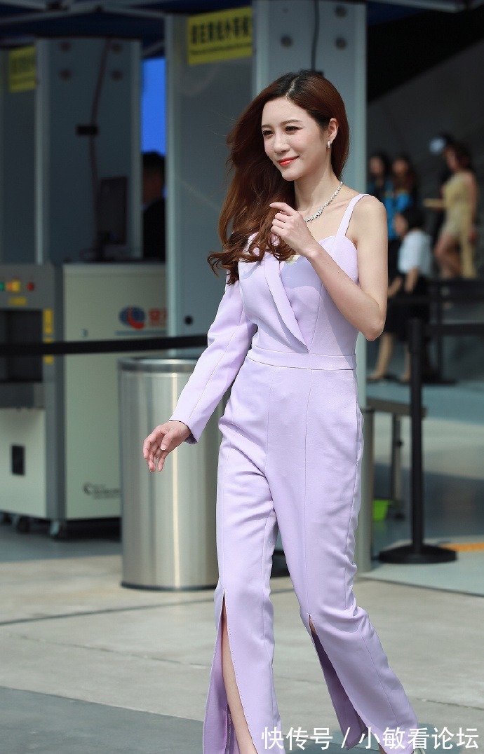 个性|为了穿出个性,把外套剪成“一半”,裤子也开了两个“口子”