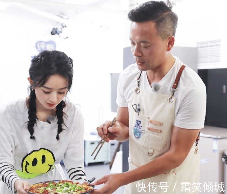 切菜|趙麗穎上節(jié)目第一次切菜,鏡頭特寫到她的手,我卻在關注她的指甲