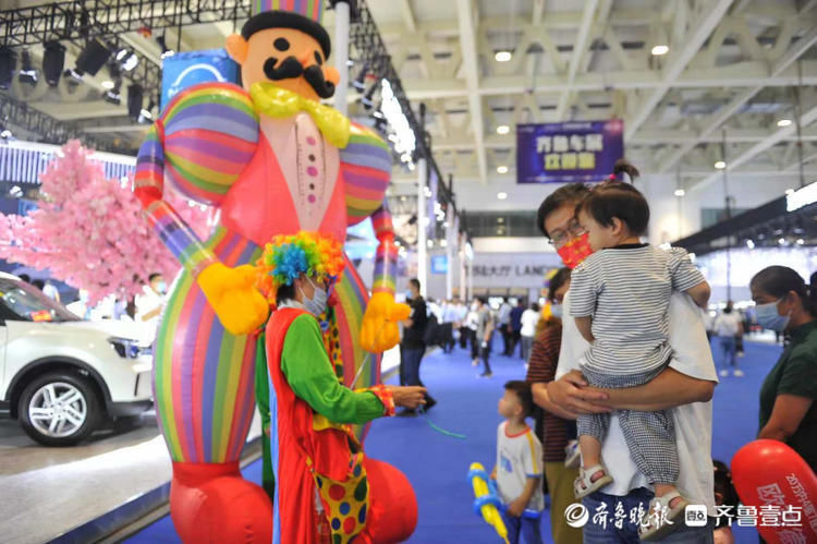 小丑|两三米的小丑见过吗？齐鲁车展上的小丑引来市民围观