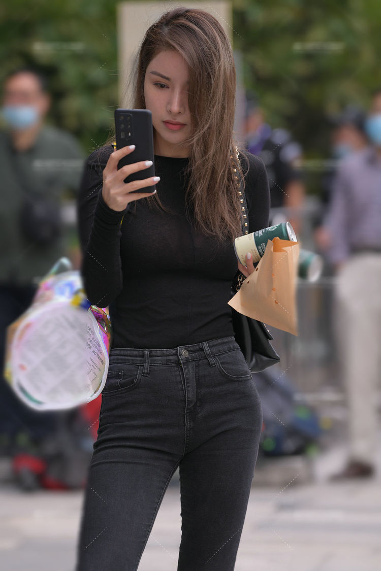 浅蓝色 浅蓝色的连衣裙,搭配深蓝色的短款开衫,让美女看着既优雅又自然