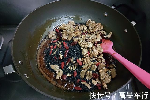 美味|黑芝麻核桃红枣糕，甜而不腻，营养美味，做法超简单